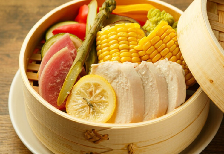 【人気】低温調理でじっくりと調理したチキンと地元生産の多摩　立川野菜の蒸籠蒸し（２～３人前）