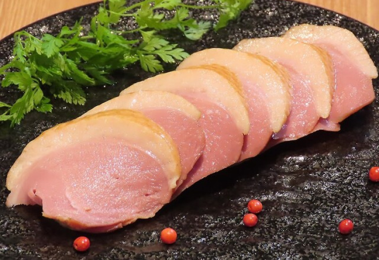 肉厚で脂がのってる　合鴨スモーク