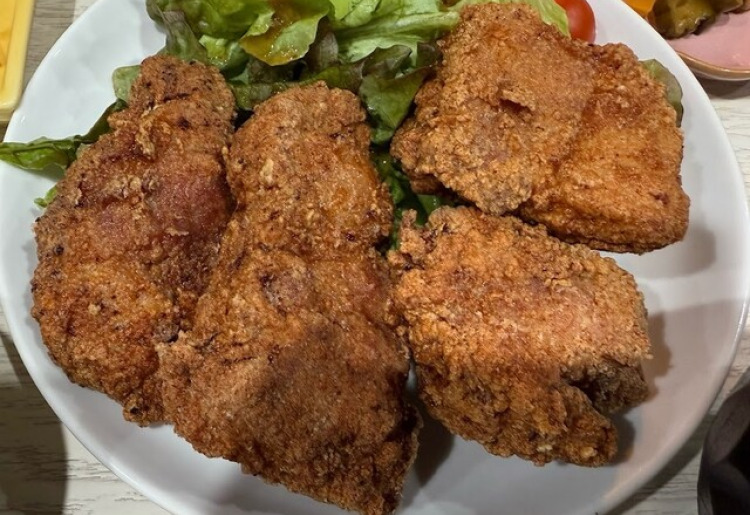人気唐揚げ2種の愛盛り定食　豚の唐揚げ＆鶏の唐揚げ